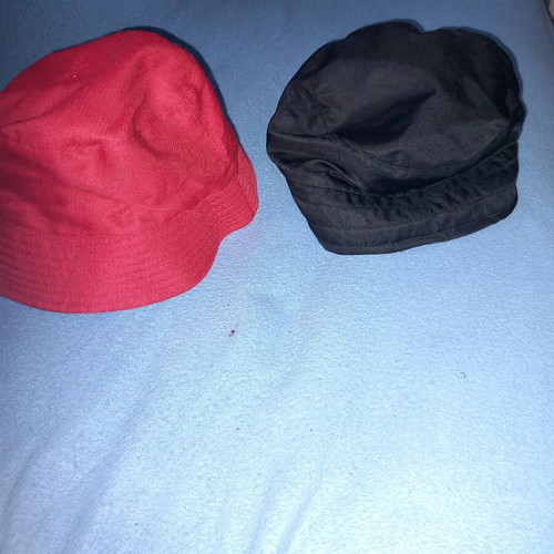 Set of two women's hats like new, red cotton and black with fleece lining
