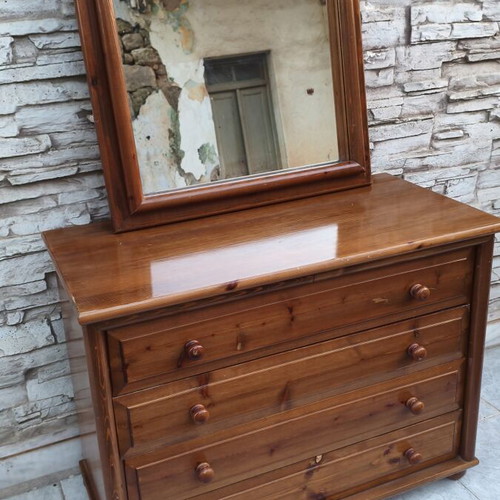 Wooden dresser set with mirror, like new, 4 drawers
