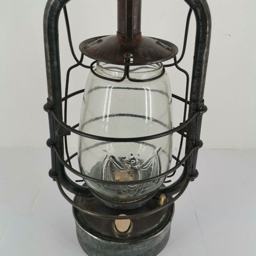 Storm lantern used “bat” design