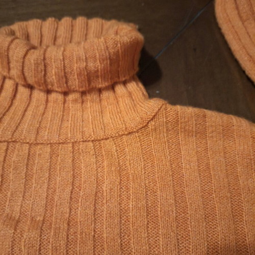 Turtleneck sweater orange cropped M-L like new
