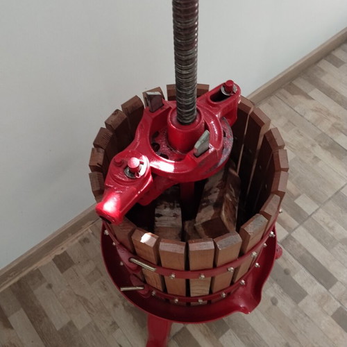 Grape press Fratelli with chestnut wood like new