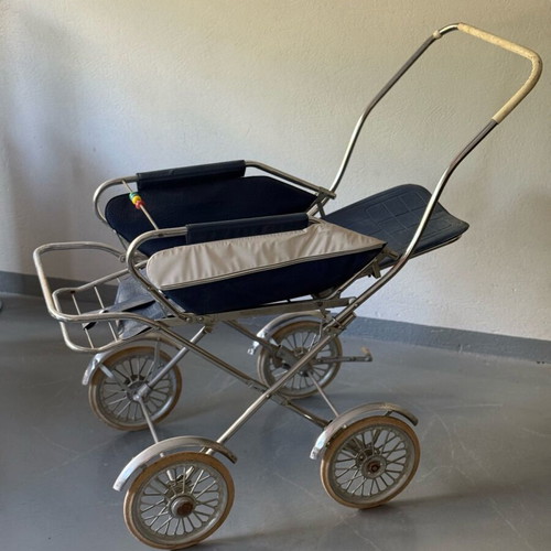Antique baby stroller used, metal in excellent condition