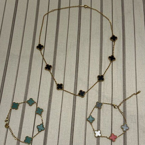 Jewelry set like new, 1 necklace and 2 bracelets with Palestine colors