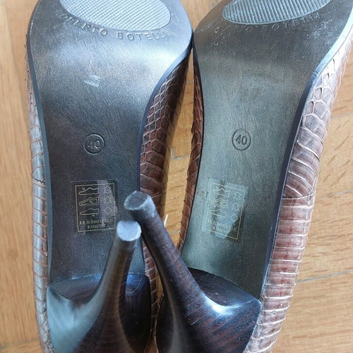 Roberto Botello brown pumps size 39 new with embossed snake pattern