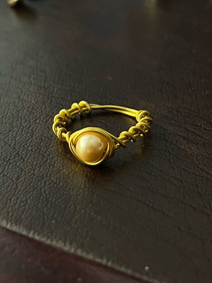 Yellow - gold δαχτυλίδι με πέρλα