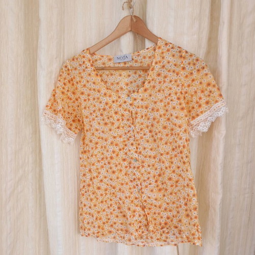 Vintage Nota floral shirt like new, orange with lace