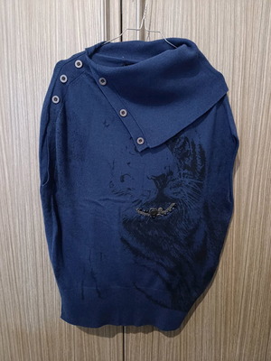 Sleeveless sweater Medium with unique collar, like new, blue
