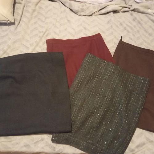 Pencil skirts like new, pack of 4, size S, black and brown