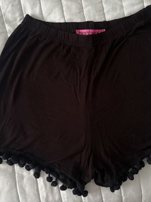 Boohoo shorts size 38 like new, black