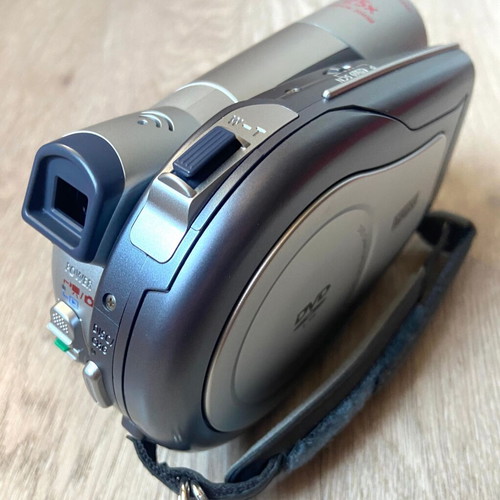 Canon DC100 MiniDVD Camcorder like new with remote and original accessories