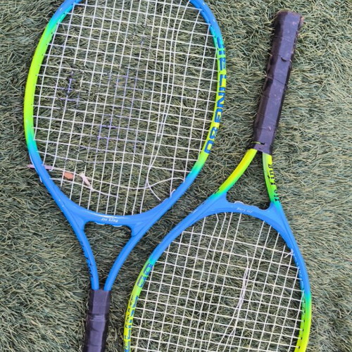 Tennis rackets used, set with 2 damaged strings