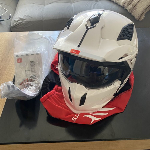 MT Streetfighter S helmet new with removable chin guard