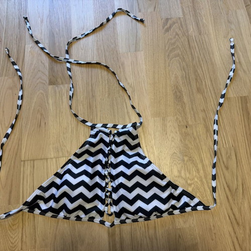 Primark women's bikini top size Small-Medium like new, black and white