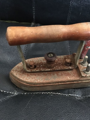 Αντίκα σίδερο μεταχειρισμένο από την Αίγυπτο με ξύλινο χερούλι