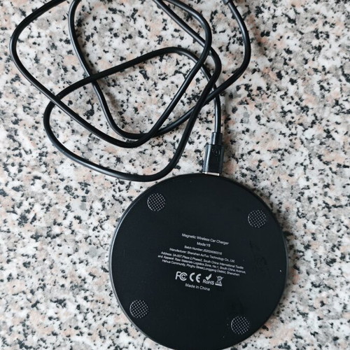 Universal Magnetic Wireless Fast Charger Y8 like new, black