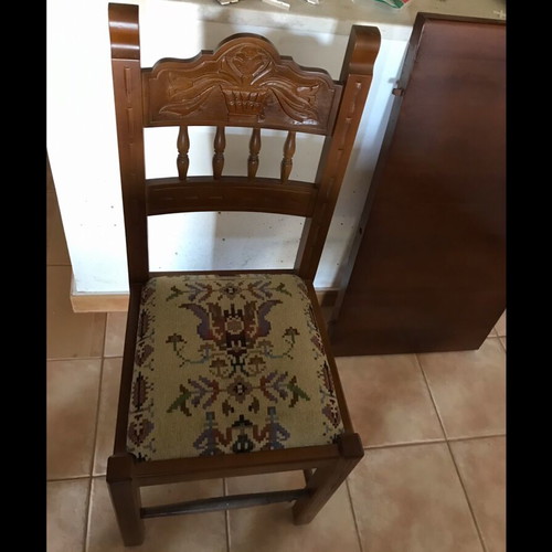 Solid walnut dining set with 6 Skyrian chairs like new