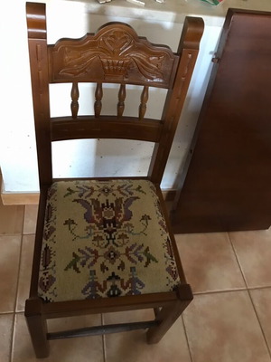 Solid walnut dining set with 6 Skyrian chairs like new