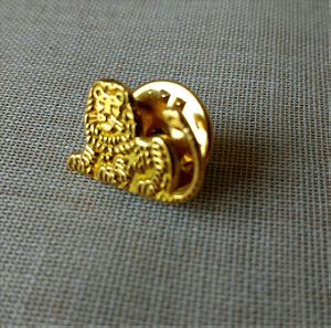 Καρφίτσα-λογότυπο (Λιονταράκι ING), χρυσό 18K από επώνυμο χρυσοχοείο. :1,6x1,1 εκατοστά. Βάρος με το κούμπωμα 2,00 γραμμάρια. Καθαρό βάρος χρυσού (χωρίς το κούμπωμα) 1,5 γραμμάρια.
