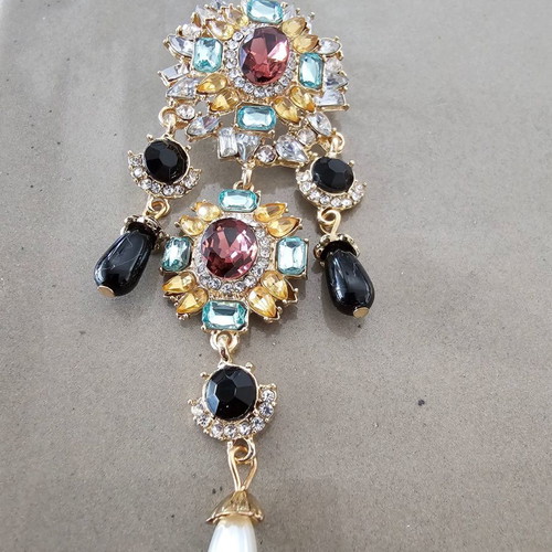 Dangling earrings used with stones