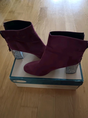 Corina women's low castor boots burgundy size 40 like new