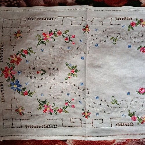 Vintage embroidered set of 6 white linen table runners