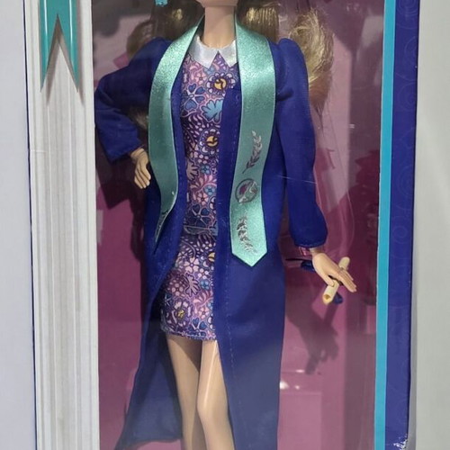 Barbie Graduation Day Collectible Doll FJH66 new