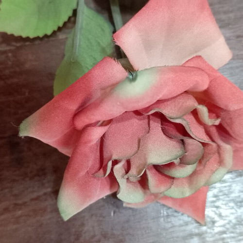 Artificial Roses lot of 6 very lifelike from the 1980s