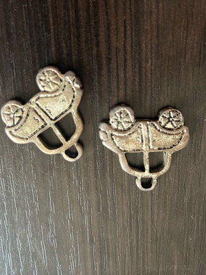 Car-shaped beads like new, set of two