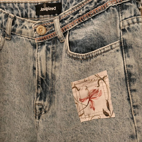 Desigual women's jeans used, mid-rise, size M, with patches