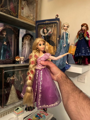 Rapunzel 17” Singing Doll like new by Disneystore
