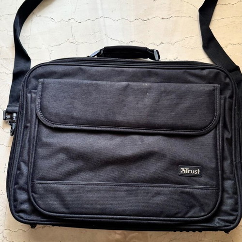 Trust laptop bag like new, black, suitable for 45x33 laptop