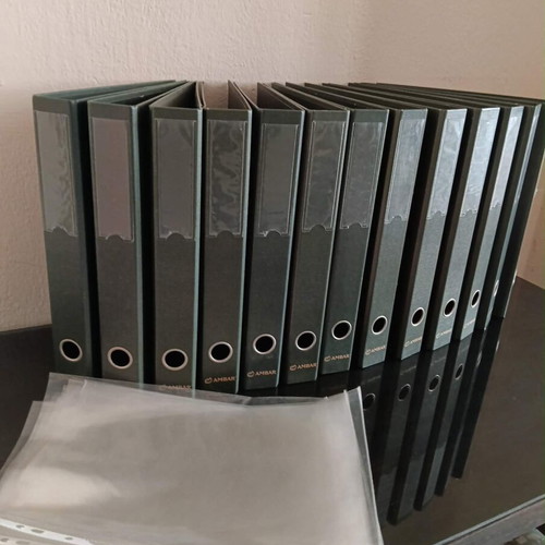 Ambar dark green binders like new, pack of 13 with 30 sleeves