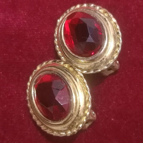 Vintage clips earrings Faux bijoux with red stone and gold details used