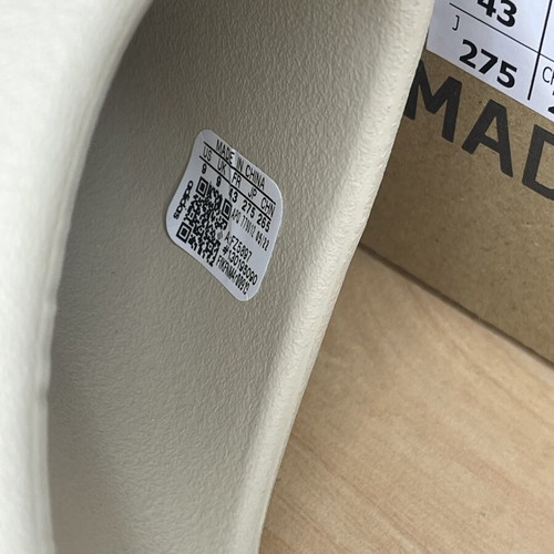 Adidas Yeezy Slides Bone size 43 DS