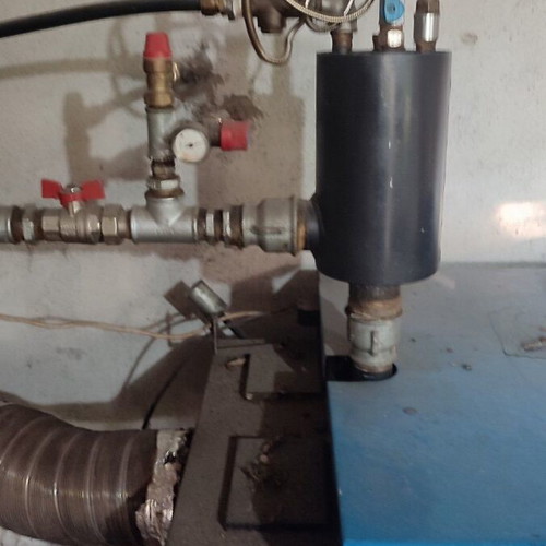 Buderus Logano S121 pyrolysis wood boiler used with inertia tank