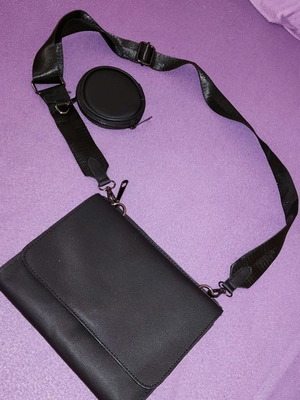 Women's crossbody bag like new, with two compartments and detachable wallet