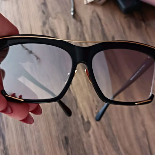 Med women's sunglasses like new, mirror lenses