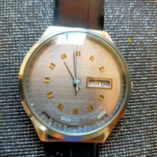 Raketa mechanic wristwatch used with perpetual calendar