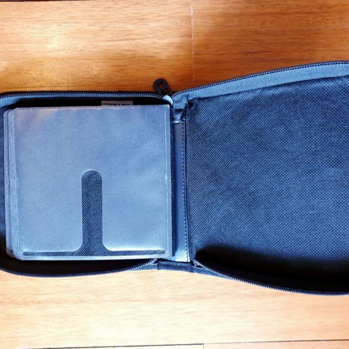 Avec fabric case for 24 CDs and DVDs like new