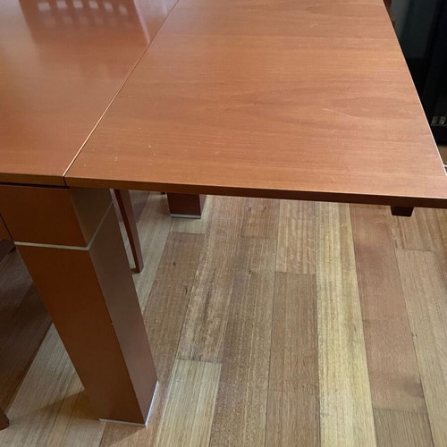 Extendable dining table made of solid wood, like new, cherry color