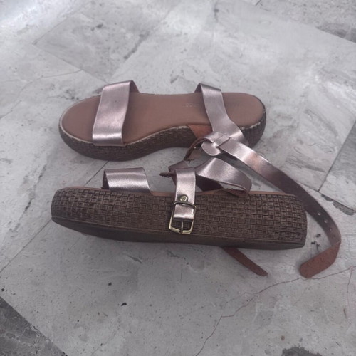 Sandals gold like new, size 38