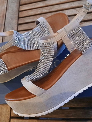 Migato platform sandal gray-silver like new