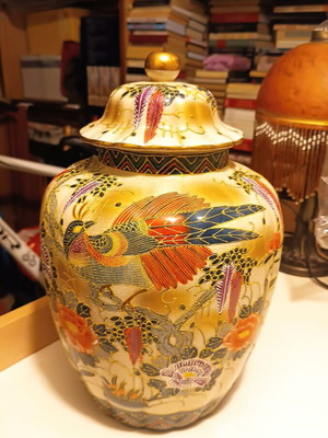Chinese vase like new with beautiful designs and vivid colors