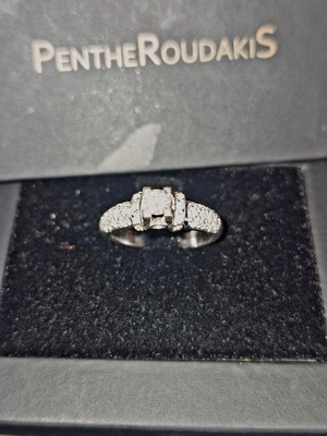White Gold 18K Ring Size 54 with Central 0.25 Diamond and Brilliant Accents, Like New
