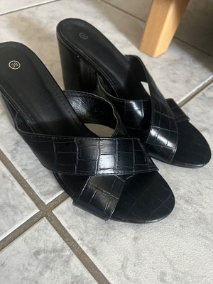 Mules heeled slippers black like new, size 39