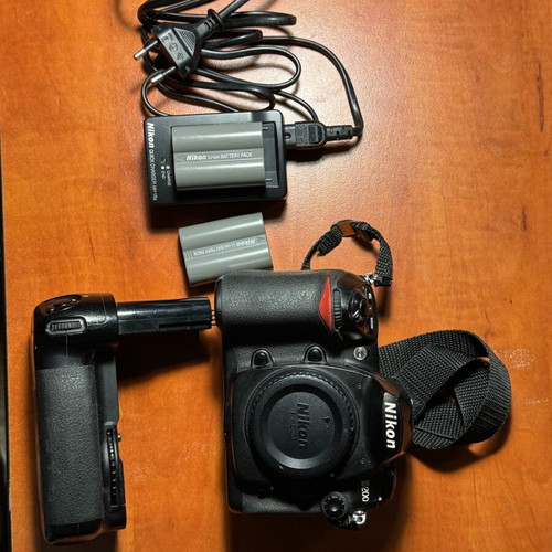 Nikon D200 used with 2 EN-EL3e batteries and MB-D200 grip