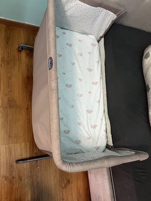 Chicco Next2me Essential crib used, adjustable height, wheels