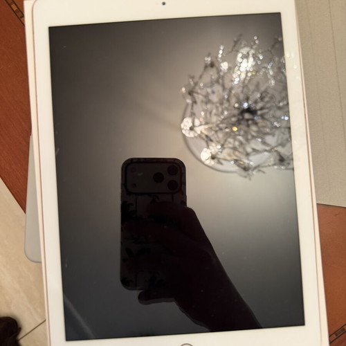 iPad 6th Generation 128GB Gold like new