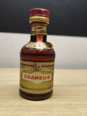 Drambuie liqueur collectible vintage bottle 50ml like new