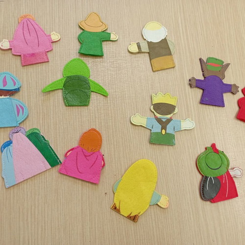 Puppet theater and finger puppets like new, 12 pieces with felt clothes